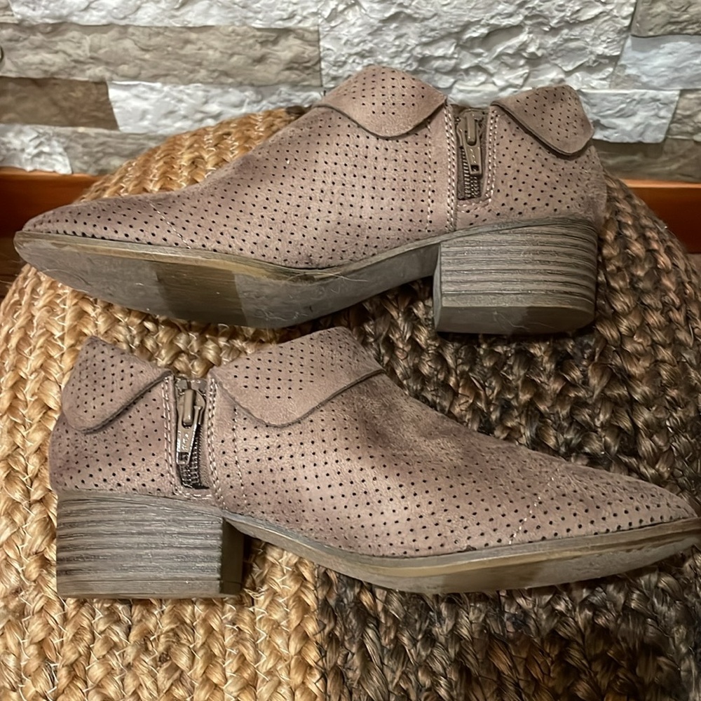 SO Brand Women’s Tan Short Ankle Boots Sz. 6 1/2 - Picture 6 of 10